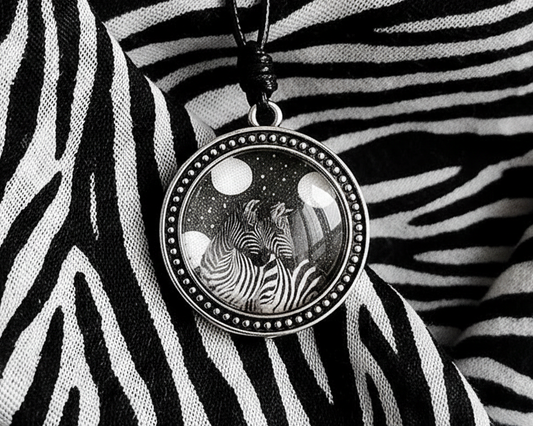 "Due zebre a pois" - Ciondolo Collage